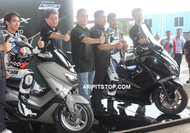 Nmax Vs Tmax. Jomplang…! Galeri Yamaha NMAX Berdampingan Suzuki Skywave 250 dan Yamaha TMAX