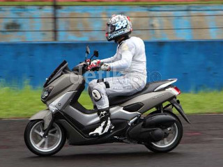 Nmax Vs Pcx Fuel Consumption. Adu Canggih Honda PCX dan Yamaha NMAX