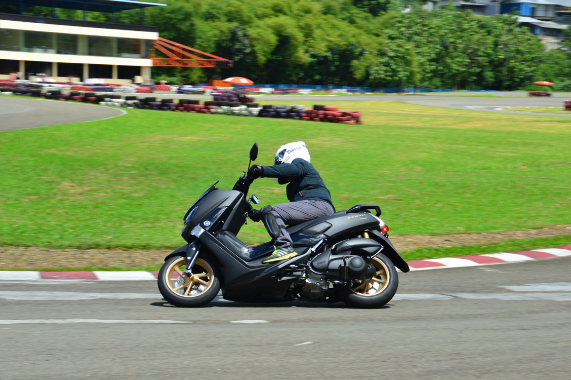 Shock Nmax Nyaman. Test Ride dan Review Yamaha NMax 155 2018 Facelift, Shock Tabungnya Lebih Nyaman Tetap Mantap!