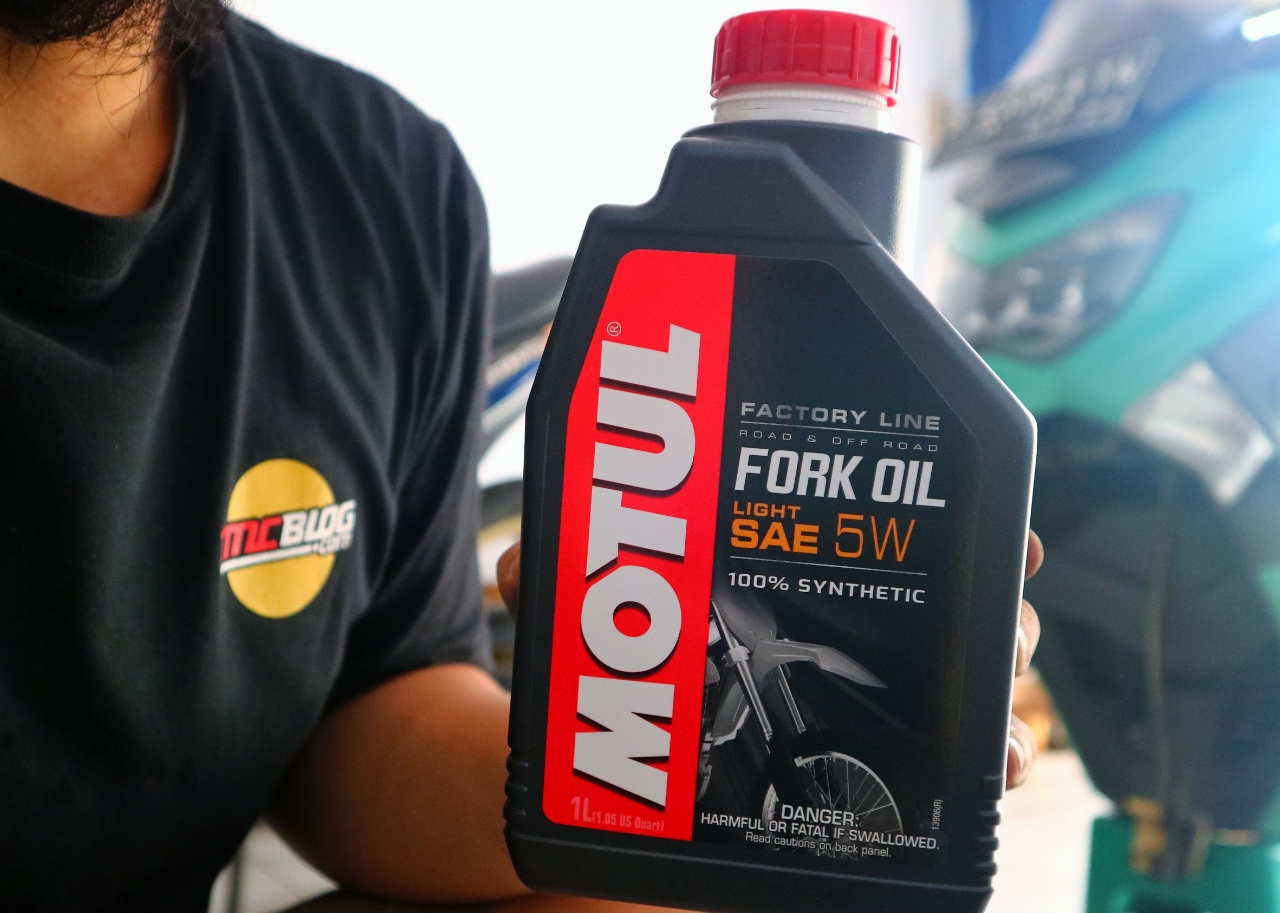 Shock Depan Nmax Terbaik. MOTUL Fork Oil 5W. . Oli Shockbreaker Motor Trail Untuk Skutik Daily Use