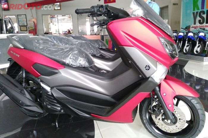 Yamaha Nmax Warna Merah. Terpantau Disebuah Diler, Yamaha NMAX Punya Varian Warna Pink ??