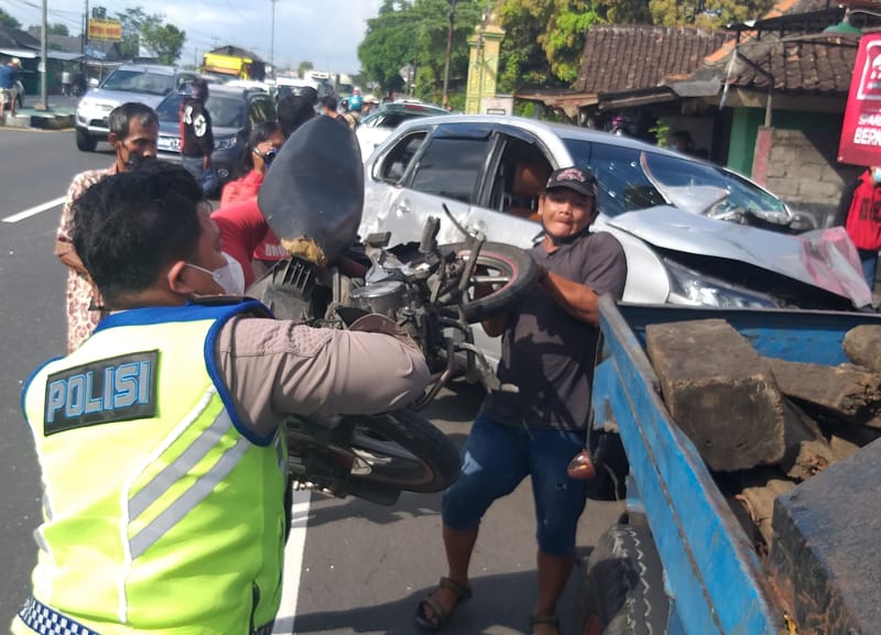 Nmax Bekas Klaten. NMax Vs Vario di Traffic Light Depan PN Klaten, Satu Orang Patah Kaki