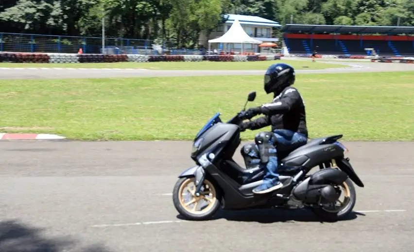 Shock Nmax 2018 Keras. Test Ride Yamaha NMax 2018: Sensasi Shock Baru, Yakin Lebih Empuk?