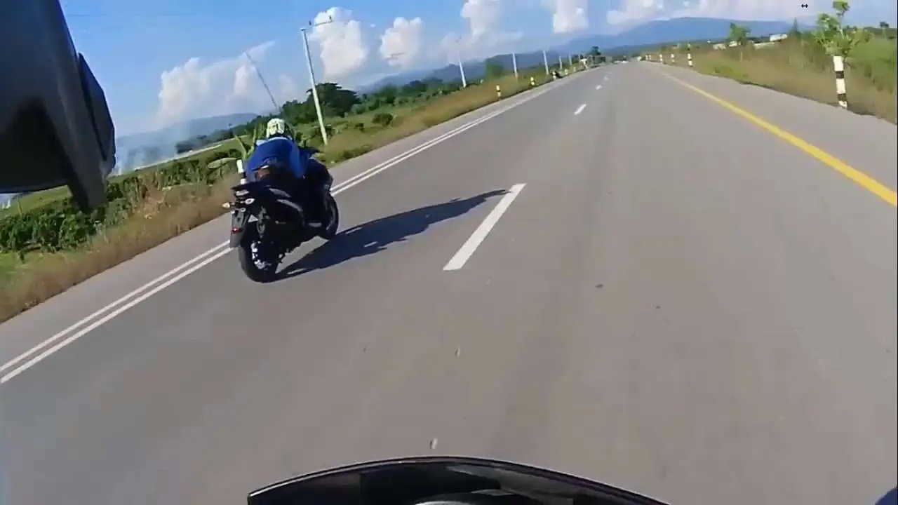 Aerox Vs Nmax Drag Race. VIDEO: Drag Race Yamaha Aerox 155 Vs Yamaha NMax