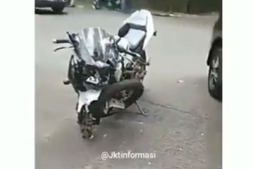 Ban Nmax Sobek. Ninja 150 RR Terlipat Ban Depan, Xenia Sobek Bodi, Adu Tubruk Jadi Tontonan