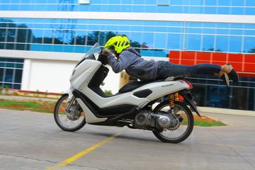 Drag Race Nmax Vs Aerox. Lari Yamaha NMAX Kalahkan Satria F-150, Kok Bisa? Ini Dia Rahasianya