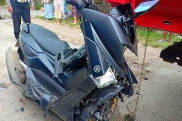 Motor Nmax Hancur. Yamaha NMAX Tinggal Separuh, Wajah Hancur Sundul Bak Truk, Kaki Ringsek