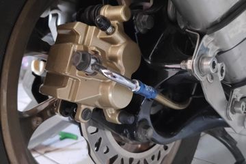 Cakram Belakang Nmax Abs. Cara Pasang Kaliper Rem Yamaha R15 di NMAX, ABS Tetap Berfungsi?