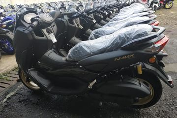 Nmax Terbaru Putih. Yamaha NMAX Terbaru Sudah Sampai Gudang, Terciduk Diantar Pakai Truk, Ada Hitam Dan Putih