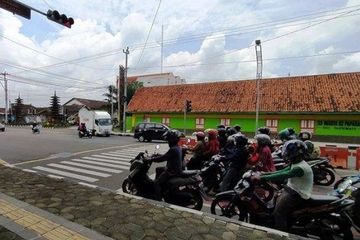 Nmax Lampu Merah. Tabrakan Yamaha NMAX dan Toyota Agya Gara-gara Lampu Lalu Lintas Diduga Error, Begini Tips Melintas di Persimpangan dengan Aman