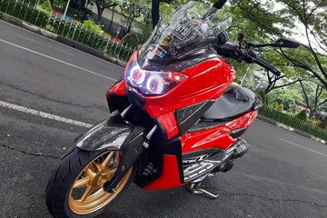 Nmax Merah Doff Modif. Yamaha NMAX Ini Cangkok Proyektor Fortuner VRZ dan Dapat Fitur Ekstra