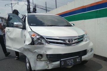 Nmax Lampu Merah. Avanza Bonyok Pipi Kanan, Ulah NMAX Terobos Lampu Merah, Pemotor Nangis Ngajak Damai