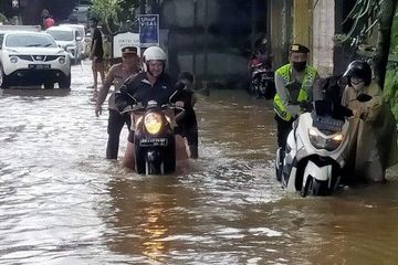 Nmax Daerah Bali. Sebuah Yamaha NMAX dan Honda Scoopy Terendam Banjir di Bali, Petugas Berwajib Turun Tangga