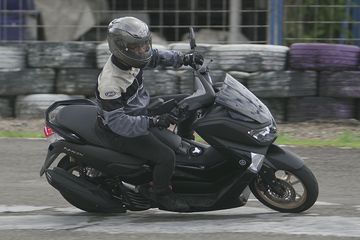 Isi Oli Nmax 1 Liter. Yamaha NMAX Kelebihan Isi Oli, 3 Hal Ini Efek Negatifnya, Cuma Butuh 900 Ml