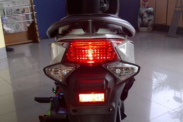 Lampu Reflektor Nmax. Ternyata Ini Fungsi Mata Kucing atau Reflektor Pasif di Motor