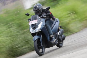 Yamaha Nmax Vs Lexi. Sadar Enggak Sih, Yamaha NMAX Ternyata Kalah Fitur dari Lexi