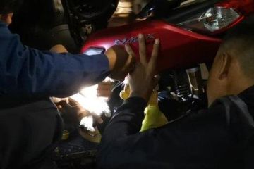 Lampu Kolong Motor Nmax. Dibonceng Yamaha NMAX, Pria Gresik Gemetar Ada Kaki Garuk-garuk di Kolong Motor, Damkar Turun Tangan