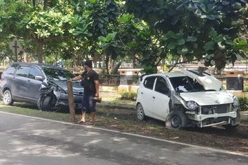 Ban Nmax Sobek. Bodi Avanza dan Ayla Sobek, Adu Kepala Sabet Brio dan NMAX Bikin Pengemudi Kejepit