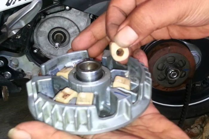 Roller Nmax Dr Pulley. Pasang Roller Berbentuk Unik, Tenaga Makin Responsif Tapi Ada Kekurangannya