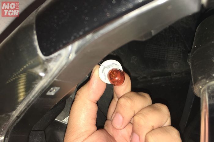 Soket Lampu Belakang Nmax. Cara Simpel Ganti Bohlam Sein Yamaha NMAX, Tinggal Raba dan Putar Tanpa Perlu Kunci