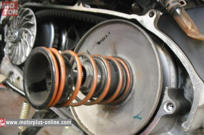 Motor Beat Vs Motor Nmax. Boleh Dicoba, Pakai Per CVT Honda BeAT di Yamaha NMAX, Tarikan Motor Jadi Bengis