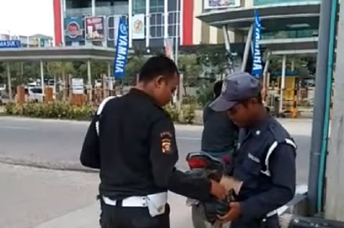 Ban Nmax Di Palembang. Palembang Geger, Video Dua Anggota Satpam Sengaja Tebar Puluhan Paku di Depan Pom Bensin, Netizen Langsung Bereaksi