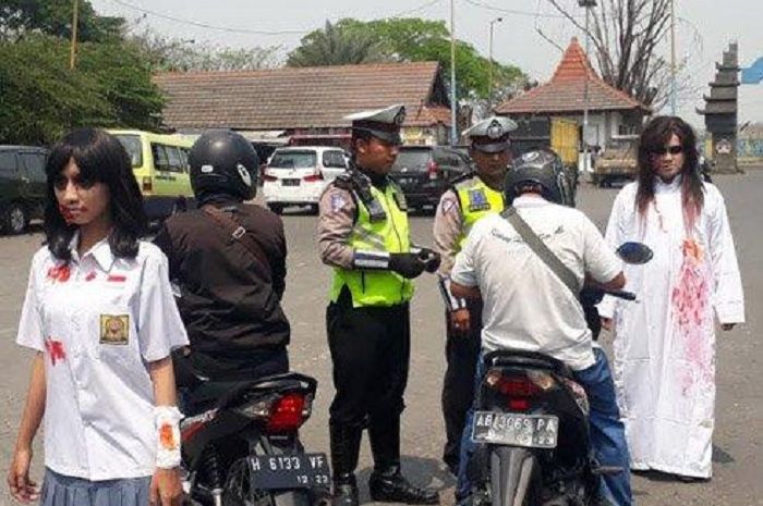 Harga Yamaha Nmax 2019 Gresik. Pemotor Merinding, Polisi Ditemani Kuntilanak dan Korban Kecelakaan saat Gelar Razia