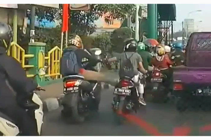 Honda Beat Vs Nmax. Brutal, Video Tendangan Kungfu Pengendara Yamaha NMAX ke Pengendara Honda BeAT, Korban Nyaris Terjungkal