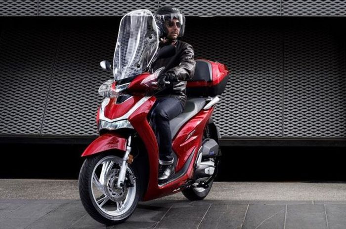 Yamaha Nmax Vs Honda Sh125i. Jadi Saingan Yamaha NMAX? Honda Eropa Luncurkan Honda SH125i Bermesin Euro 5 di EICMA 2019