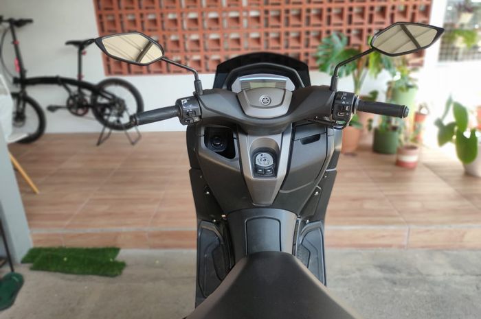 Tutup Laci Kiri Nmax 2020. Wuih Charger Ponsel di Yamaha NMAX Bisa Pas Hujan Pakai Penutup Laci Ini