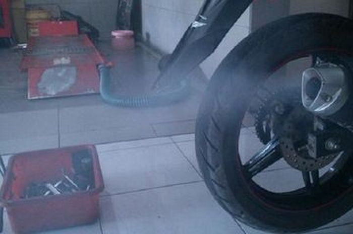 Knalpot Nmax Berasap. Penyebab Motor Mengeluarkan Asap Putih, Jika Dibiarkan Bisa Bahaya