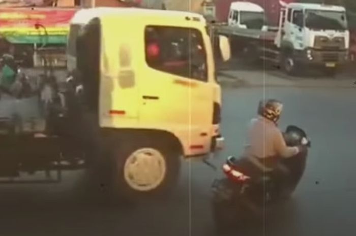 Nmax Hitam Kecelakaan. Video Yamaha NMAX Jadi Korban Terlindas Truk, Cilincing Disebut Jalur Tengkorak