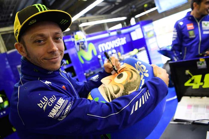 Nmax Biru Rossi. Valentino Rossi dan Luca Cadalora Asyik Keliling Sirkuit Philip Island Pakai Yamaha NMAX