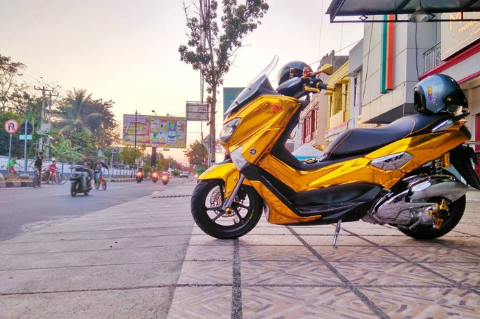 Nmax Warna Gold. Buset! Silau Banget Nih, Yamaha NMAX Pake Baju Warna Emas