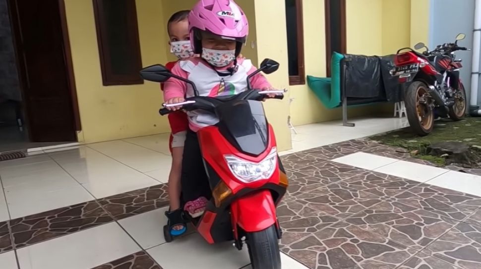 Motor Nmax Buat Anak Kecil. Anak Ucok Baba Naik Yamaha NMAX 'Spesial', Ada yang Aneh dengan Bentuk Motornya