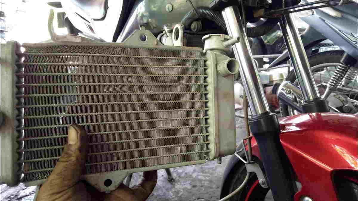 Radiator Nmax Bocor. Efek Radiator Motor Bocor, Kenali Gejalanya Sebelum Timbul Masalah